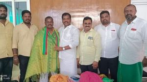 பாமகவில் முக்கிய விக்கெட்கள் அவுட்! வேல்முருகன் கட்சிக்கு தாவிய நிர்வாகிகள்! கலகலக்கும் கடலூர்! 