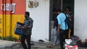 கரூரில் ரெய்டு.. ரியல் எஸ்டேட் அதிபருக்கு ‘குறி’?  கணக்கு வழக்கு நோட்டை தூக்கிய லஞ்ச ஒழிப்புத்துறை! 