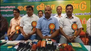 கலைஞர் மகளிர் உரிமைத் தொகை.. வருவாய்த்துறை துறையினர் திடீர் எதிர்ப்பு..  இதுதான் காரணமா? 
