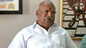 திருப்பூர் சாமளாபுரம் குளத்தில் ஆச்சரியத்தை பாருங்க.. திமுகவை சீண்டிய இந்து முன்னணி.. என்ன காரணம்? 