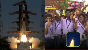 விண்ணில் பாய்ந்த ஆதித்யா-L1.. ஸ்ரீஹரிகோட்டாவில் கொண்டாட்டம்.. உற்சாகமாக தேசியக்கொடியசைத்த மாணவர்கள் 