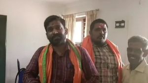 'அய்யோ அம்மா, விட்டு விடுங்க'.. சிறைக்குள் போக மறுத்து.. குழந்தை போல் கதறி அழுத இந்துசேனா பிரமுகர்! 