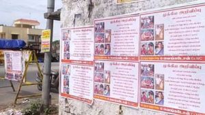 20 பவுன் நகை, 15 லட்சத்துடன் வெளியேறி  கள்ளக்காதலனுடன் மனைவி உல்லாச வாழ்க்கை.. போஸ்டர் அடித்த கணவர் 