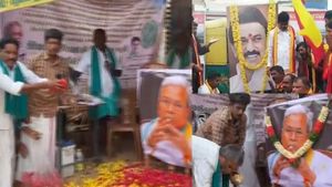 முதல்வர் ஸ்டாலின் படத்துக்கு கன்னட அமைப்பு இழிசெயல்- அதே பாணியில் திருச்சியில் அய்யாகண்ணு கோஷ்டி! 