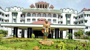 ஒரு நாளாச்சும் கோர்ட் உத்தரவை நிறைவேத்திட்டு அப்புறம் வாங்க.. டோல்கேட் வழக்கில் விளாசிய ஐகோர்ட்! 