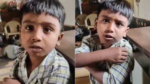 டீச்சர்! டீச்சர் அவன் ஊசி போட்ட கையை தொட்றான்.. மழலை குரலில் 