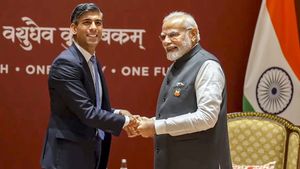 மோடியை பார்த்ததும் நமஸ்தே சொன்ன இங்கிலாந்து பிரதமர் ரிஷி சுனக்.. ஜி 20 மாநாட்டுக்கு நடுவே சுவாரசியம் 