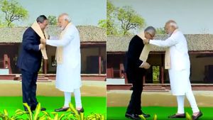 மகாத்மா காந்திக்காக ஓடி வந்த உலக தலைவர்கள்.. டெல்லி ராஜ்காட்டில் மரியாதை! சால்வை அணிவித்த மோடி 