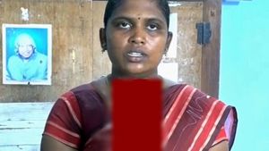 பட்டியல் பெண் சமைத்து சாப்பிடுவதா.. பிள்ளைகளிடம் விஷத்தை பரப்பிய பெற்றோர்.. சமையல் பெண் வேதனை 