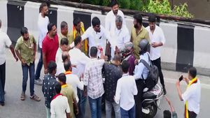 அய்யோ நெஞ்சே பதறுதே.. வாகன ஓட்டிகள் மீது கொடூர தாக்குதல்.. பெங்களூர் பந்த்தில் ஷாக் - வீடியோ 