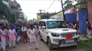 கல்வி அதிகாரியின் காரை அடித்து நொறுக்கிய பள்ளி மாணவிகள்..   பரபரப்பு வீடியோ 