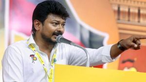 திமுகவை எந்த கொம்பனாலும் தொடக்கூட முடியாது.. முப்பெரும் விழாவில் அமைச்சர் உதயநிதி ஆவேசம் 