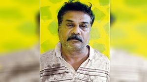 பஸ் ஸ்டாண்டில் அலறிய கள்ளக்காதலியின் கணவன்.. பதற வைத்த பைனான்ஸ் அதிபர்.. திடுக்கிடும் தகவல் 