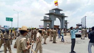 வீரியமான காவிரி போராட்டம்! கர்நாடகா-தமிழக எல்லையில் பதற்றம்.. போக்குவரத்து பாதிப்பு! பரபரப்பு 