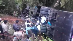 குன்னூர் பஸ் விபத்து: பலி எண்ணிக்கை 8 ஆக உயர்வு.. ஊட்டி சென்றுவிட்டு தென்காசி திரும்பிய போது சோகம் 