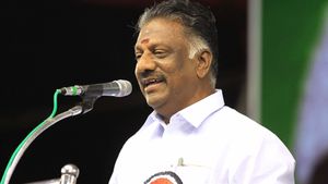 ஓ.பன்னீர்செல்வத்தின் புரட்சி பயணத்தை புரட்டி போட்ட மழை! கலைந்து சென்ற கூட்டம்! ஆரம்பமே இப்படியா? 