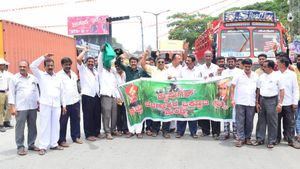 காவிரி: தமிழ்நாட்டுக்கு எதிராக நடிகர் நடிகைகளை இழுத்துவிடும் கன்னட விவசாயிகள்- போர்க்களமான மாண்டியா!
