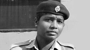 2 குழந்தைகளுடன் ரயில் முன் பாய்ந்து தற்கொலை செய்துகொண்ட  பெண் காவலர்.. இதுதான் காரணமா? 