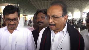  என்கிட்டயே ஹிந்தியா? மும்பையில் கேள்விகேட்ட பத்திரிகையாளரை அலறவிட்ட வைகோ! என்ன சொன்னார்? பரபரப்பு