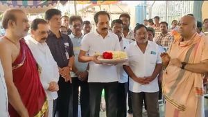 சூரியனை ஆராய புறப்பட்ட ஆதித்யா எல் 1.. சூலூர்பேட்டை செங்காளம்மாவிடம் வேண்டிய இஸ்ரோ தலைவர் சோம்நாத் 