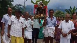 மேட்டுப்பாளையத்தில் ஒரே ஆச்சரியம்.. அதென்ன பாடையிலே கருப்பா? தோட்டத்தில் தொப்பென விழுந்த ஈகிள்