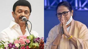 ஜி20 உச்சி மாநாடு: ஜனாதிபதி அளித்த விருந்து.. ஒரே பஸ்சில் சென்ற 