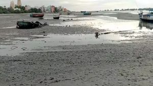 திடீரென உள்வாங்கிய கடல்..  ராமேஸ்வரம் அக்னி தீர்த்த கடற்கரையில் அலறிய மக்கள்! பரபர தகவல் 