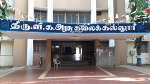 சனாதனம்! 2 சுற்றறிக்கையும் வாபஸ்.. திருவாரூர் அரசு கலைக் கல்லூரியில் பேச்சு போட்டியே ரத்து 