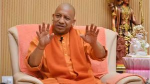 சாமானிய மக்களின் கோரிக்கைகளுக்கு செவிசாயுங்கள்! அதிகாரிகளை எச்சரித்த உ.பி முதல்வர் யோகி ஆதித்யநாத் 