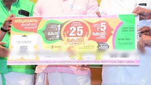 ட்விஸ்ட்! ஓணம் பம்பர் லாட்டரி.. 25 கோடி வென்றது கோவைக்காரர் இல்லை.. 4 அதிர்ஷ்டசாலிகள் இவர்கள் தான்! 