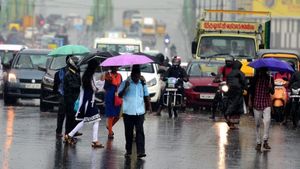 சென்னைக்கு சுத்து போட்டுருச்சே.. 3 மாவட்டங்களில் கனமழை விளாசி தள்ளப்போகுது! கவனமா இருங்க மக்களே 