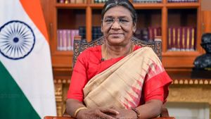‛வெற்றி’.. 33% மகளிர் இடஒதுக்கீடு மசோதாவுக்கு ஜனாதிபதி முர்மு ஒப்புதல்! எப்போது நடைமுறைக்கு வரும்? 