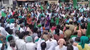 பயிர் கருகிக் கிடக்கு.. காவிரி நீர் திறந்துவிடாத கர்நாடக அரசை கண்டித்து டெல்டா விவசாயிகள் போராட்டம்! 