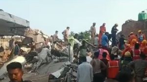 சீட்டு கட்டுகளை போல சரிந்த பில்டிங்! அதிகாலையில் உ.பியில் கோர விபத்து.. 2 பேர் பலி! 10 பேர் மீட்பு 