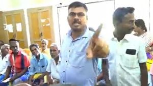 எரும மாடுகளா! ஓசி பணம் வாங்க வந்துட்டு நிற்க முடியாதா! கோவில்பட்டியில் பெண்களை திட்டிய ஊழியர் -ஷாக் 