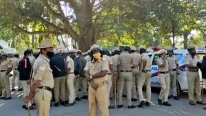 காவிரி டென்ஷன்.. பெங்களூரில் தமிழர்கள் அதிகம் வசிக்கும் பகுதிகளில் போலீஸ் ரோந்து 