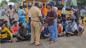 முடியை ஒழுங்கா வெட்டிட்டு வா.. மாணவனை வீட்டுக்கு அனுப்பிய ஆசிரியர்கள்.. விபரீத முடிவு! உயிர் போச்சே! 
