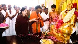  முத்துராமலிங்கத் தேவர் சிலைக்கு ஜெயலலிதா வழங்கிய தங்கக்கவசம்! சுவாரஸ்ய ஃப்ளாஷ்பேக்!