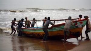 இலங்கை கடற்கொள்ளையர்கள் அட்டூழியம்.. தமிழக மீனவர்கள் மீது தாக்குதல்..கத்தி முனையில் பொருட்கள் கொள்ளை 