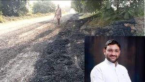 கமிஷன் தரலைன்னு புல்டோசரில் சாலையை தகர்த்த பாஜக எம்எல்ஏ ஆதரவாளர்.. கடும் கோபமான யோகி.. போட்ட ஆர்டர்