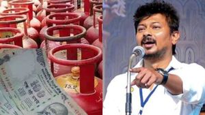சிறு வணிகர்கள் மீதான தாக்குதல்.. சிலிண்டர் விலை உயர்வை உடனே திரும்ப பெறணும்.. உதயநிதி வலியுறுத்தல் 