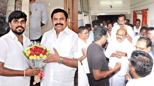 அதிமுக ஐடி விங் நிர்வாகி கைது: “2 நாளில் நிச்சயதார்த்தம்.. அவரை விடுங்க”: முற்றுகையிட்ட அதிமுகவினர்! 