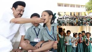 ஒரே கல்லில் 2 மாங்காய்.. CM breakfast scheme செய்த மாற்றம்..!  கோவை ஆட்சியர் சொன்ன குட் நியூஸ்