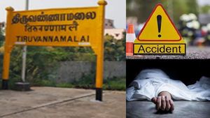 திருவண்ணாமலை அருகே சோகம்.. லாரி மோதியதில் அப்பளம் போல நொறுங்கிய கார்.. 7 பேர் பலி 