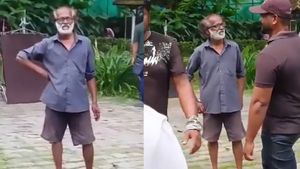 அதே வெள்ளை தாடி,  அதே ஸ்டைல்.. அதே சிரிப்பு..