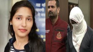 பெண் போலீசை கொன்று.. உயிரோடு இருப்பதாக 2 வருடங்களாக 