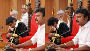முஸ்தபா.. முஸ்தபா.. மாநகராட்சி ஆணையர் பணி மாறுதல்! கண்கலங்கி அழுத தஞ்சை மேயர்! அரசியல் ஆபூர்வம்! 