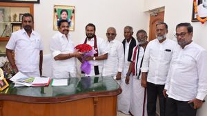பரஸ்பர நலம் விசாரிப்பு! கொஞ்சம் டீ -கொஞ்சம் அரசியல்! தமிமுன் அன்சாரி -எடப்பாடி பழனிசாமி சந்திப்பு! 