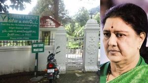 கோடநாடு அருகே சசிகலாவின் எஸ்டேட் அலுவலக கண்ணாடிகள் உடைப்பு.. சிசிடிவி காட்சிகளை பார்த்து திகைப்பு 
