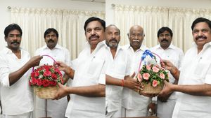 ஓ.பன்னீர்செல்வம் டீமிலிருந்து ஜூட் விட்ட ''2 சாமிகள்''! ராமநாதபுரத்தில் அன்வர் ராஜா வீசிய தூண்டில்! 